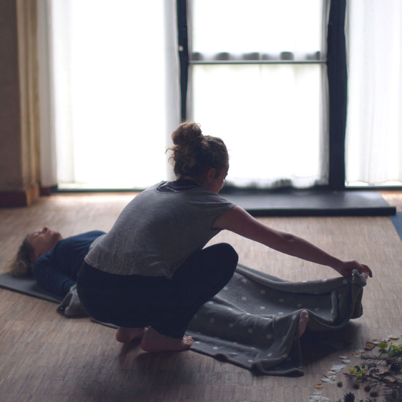 séance de Yoga au gîte La Hulotte